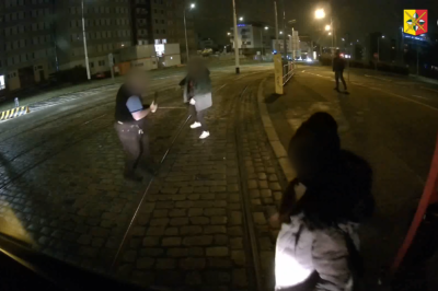 Tramvaják s tyčí se toho nebál, jste svědek?